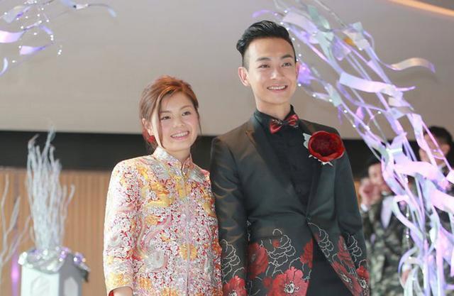 都说他妻子丑他却不离不弃，花百万办婚礼，还请来半个娱乐圈明星