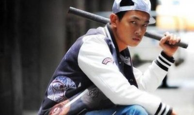 ​都说他妻子丑他却不离不弃，花百万办婚礼，还请来半个娱乐圈明星