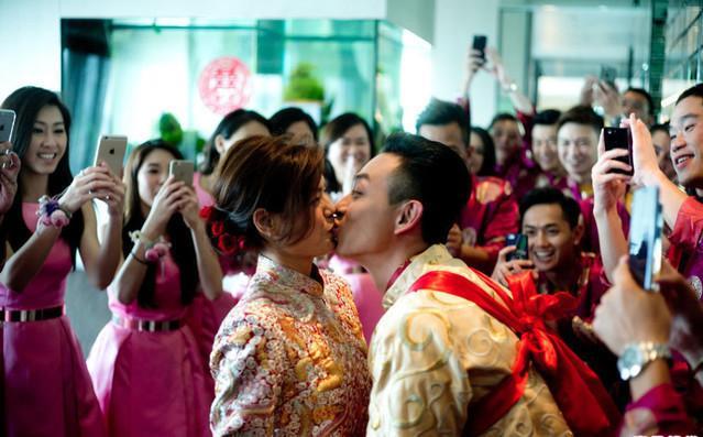 都说他妻子丑他却不离不弃，花百万办婚礼，还请来半个娱乐圈明星