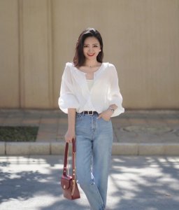 ​牛仔裤配什么上衣好看（夏天阔腿牛仔裤配什么上衣好看）