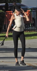 ​44岁吉娘娘素颜出街遛娃遛狗！三胎儿子出生2个多月，她像没生过