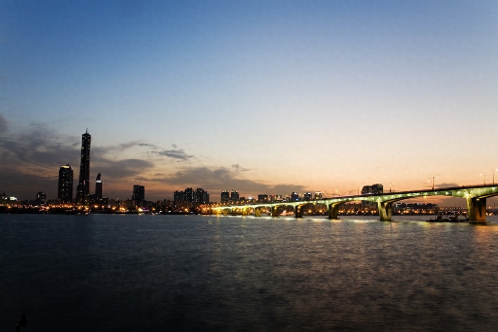 亚洲韩国的首都首尔，汉江大桥，中心广场