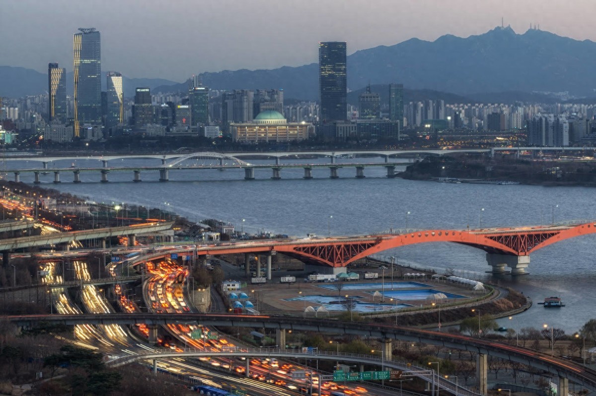 亚洲韩国的首都首尔，汉江大桥，中心广场