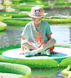 ​来植物园，坐王莲！仅限体重35公斤以下的小朋友