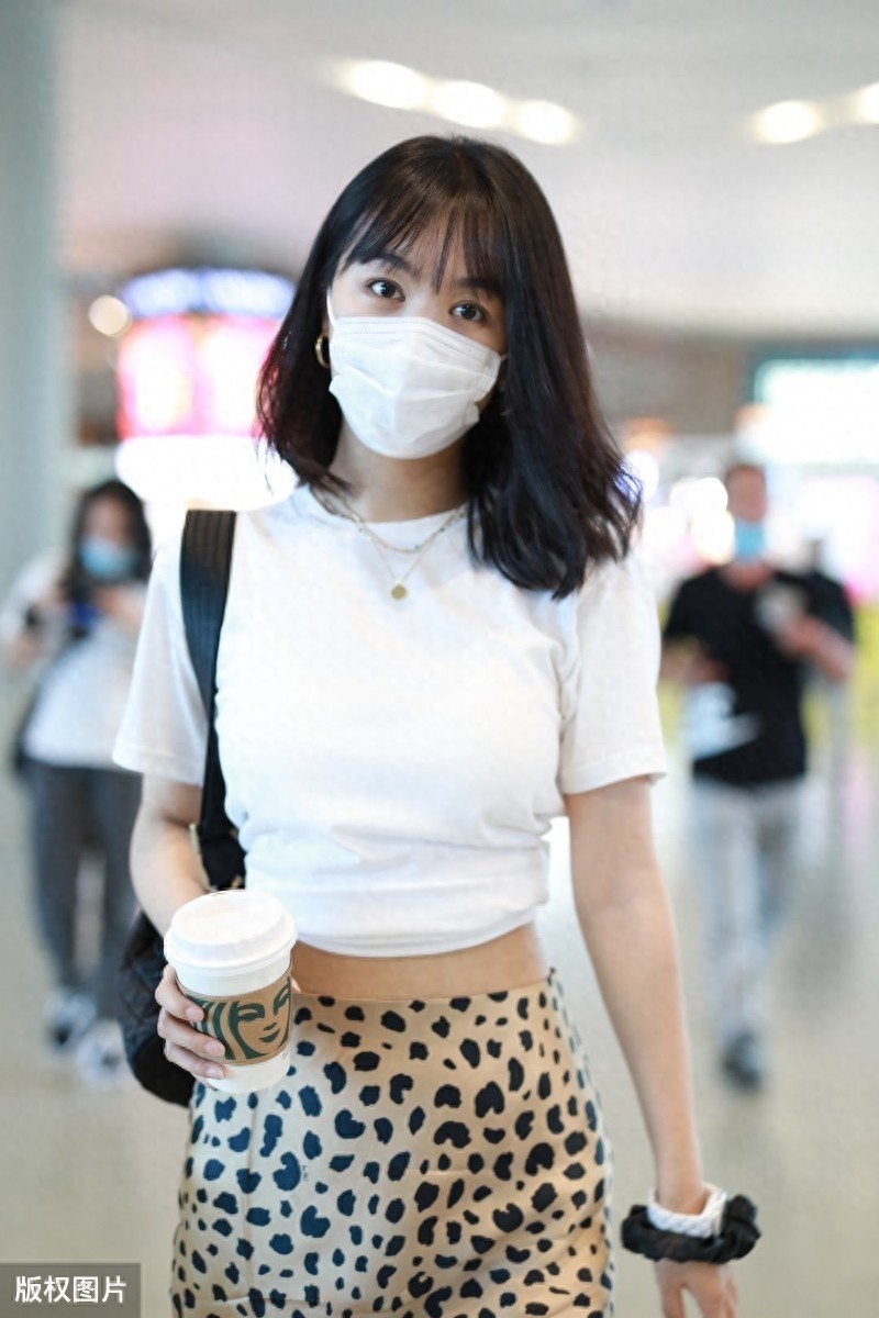 李菲儿最新街拍：豹纹缎面半身裙+白色短款TEE，性感又时髦