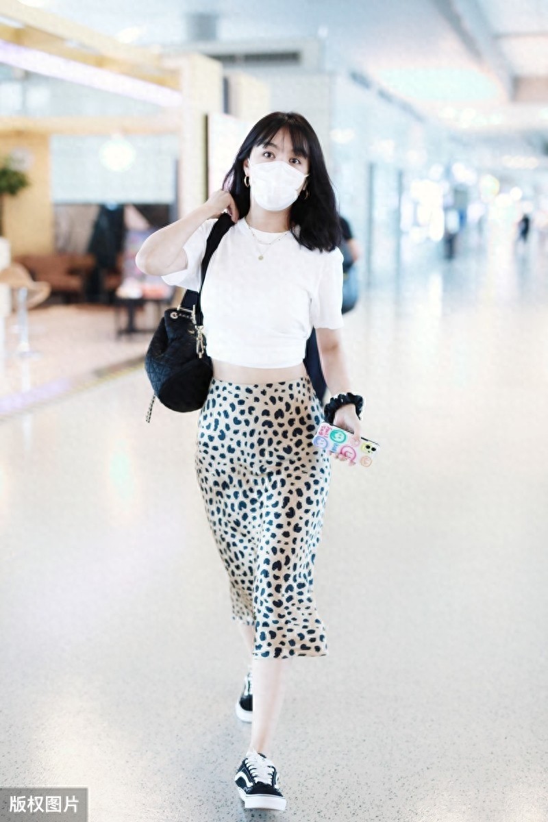 李菲儿最新街拍：豹纹缎面半身裙+白色短款TEE，性感又时髦