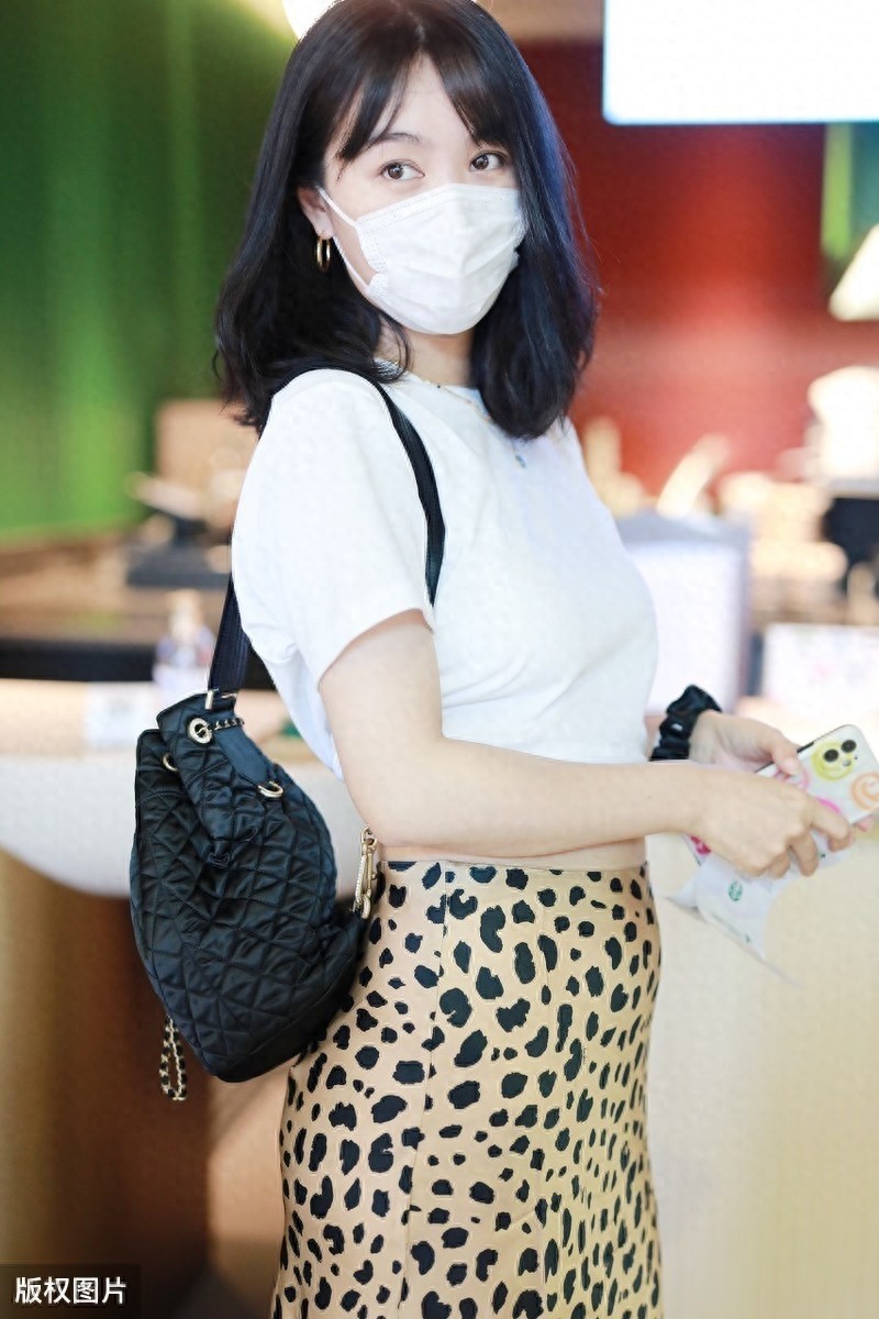李菲儿最新街拍：豹纹缎面半身裙+白色短款TEE，性感又时髦