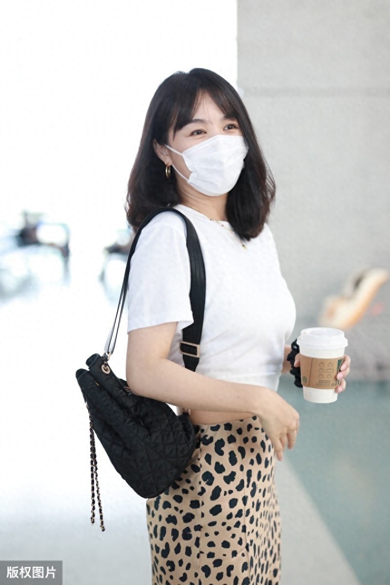 李菲儿最新街拍：豹纹缎面半身裙+白色短款TEE，性感又时髦