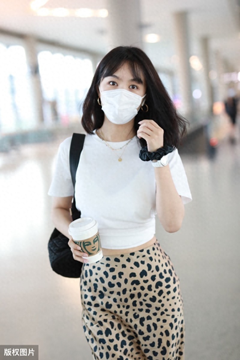 李菲儿最新街拍：豹纹缎面半身裙+白色短款TEE，性感又时髦