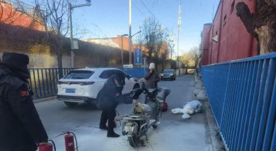 ​北京一电动自行车骑行中突然起火！幸亏他们在场……