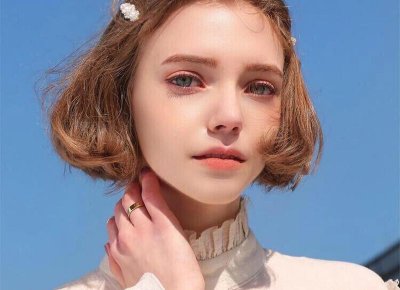 ​虽然我的年纪不大，但是已经出落得亭亭玉立，梦寐以求的锦衣玉食