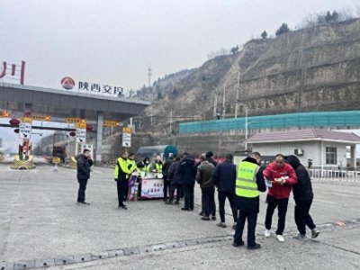 ​陕西多地大雪封路车辆被困 高速服务区送温暖