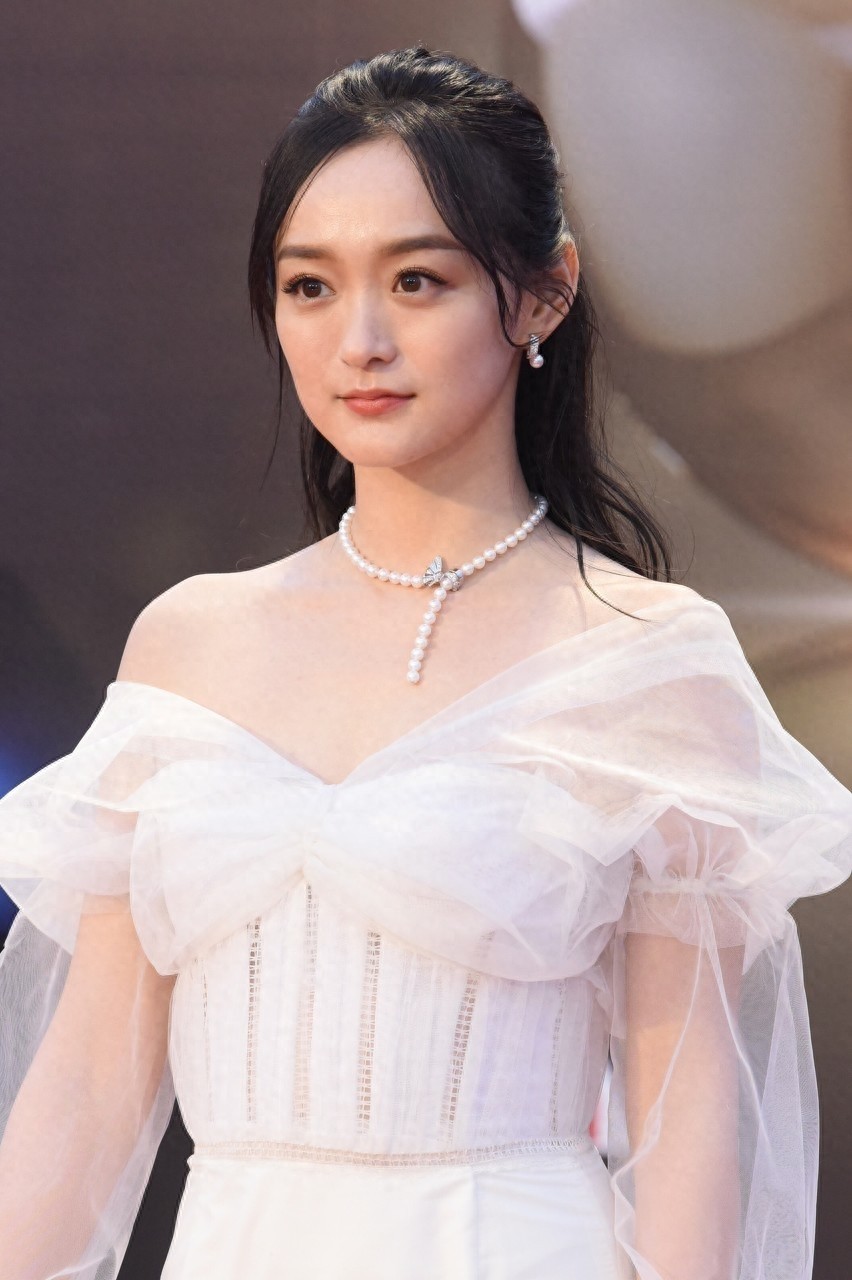 何泓姗一袭白色抹胸薄纱裙梦幻唯美，曼妙身姿与优雅气质让人惊艳