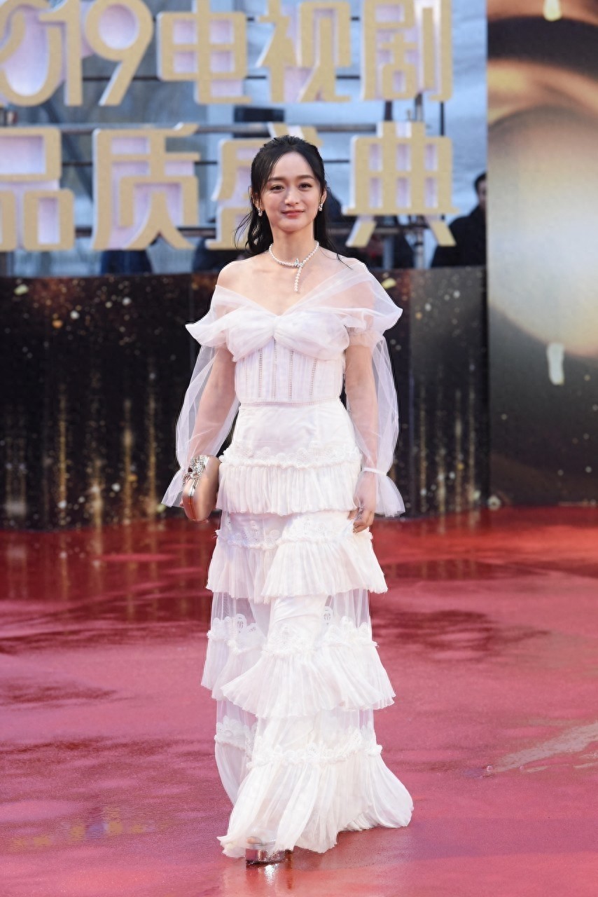 何泓姗一袭白色抹胸薄纱裙梦幻唯美，曼妙身姿与优雅气质让人惊艳