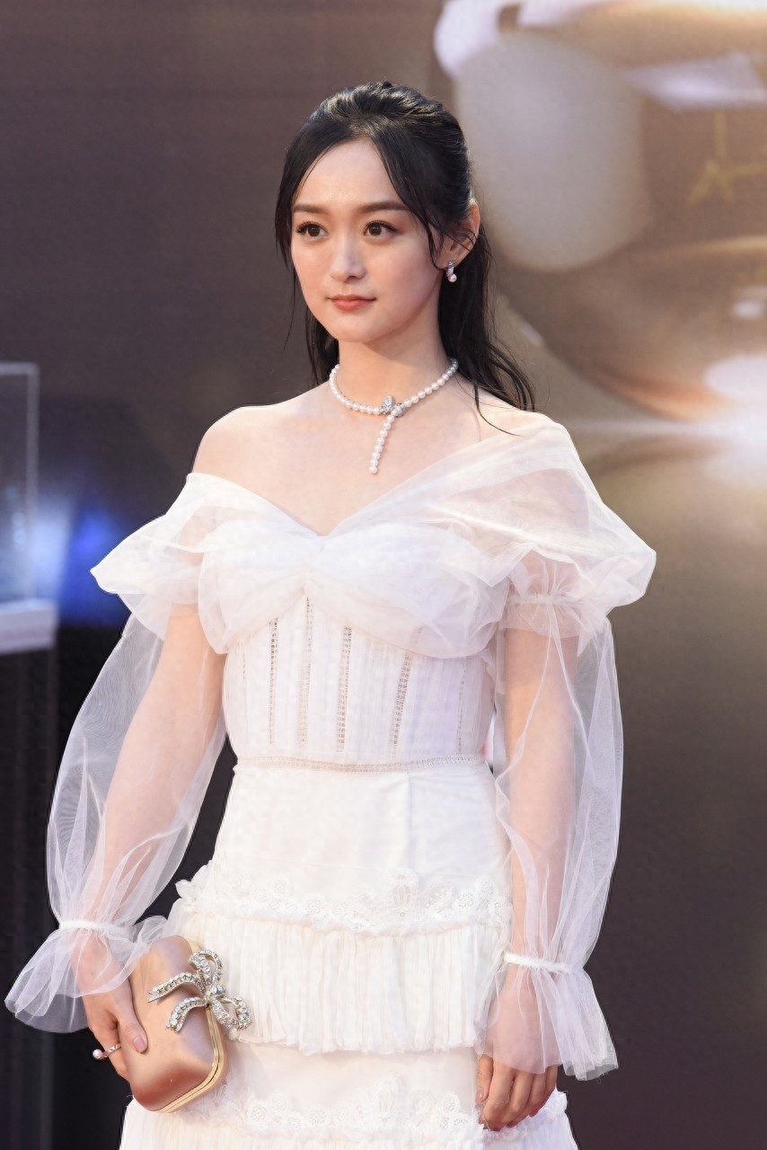 何泓姗一袭白色抹胸薄纱裙梦幻唯美，曼妙身姿与优雅气质让人惊艳