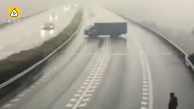 ​货车高速逆行后掉头，致多车连环撞