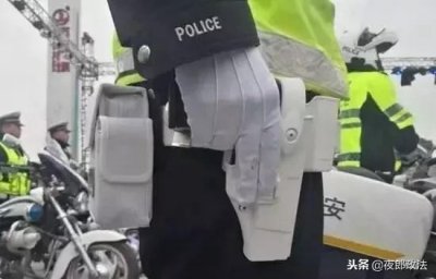 ​四川绵阳市首批城区交警开始配枪上岗