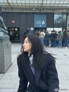 ​周冬雨素颜照席卷韩国网络，长发西装尽显随性