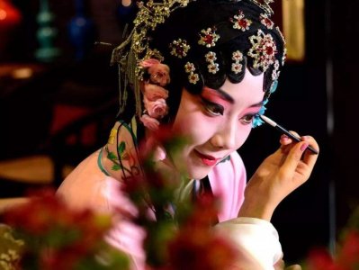 ​《牡丹亭》：表达了当时大多数青年男女，对封建的反叛