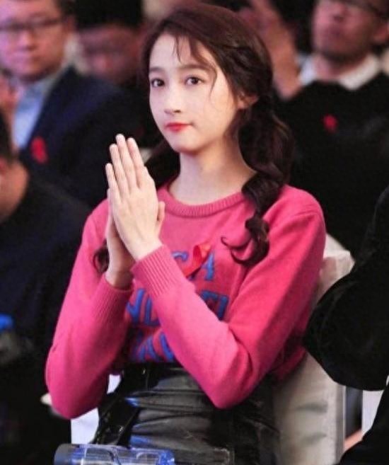 关晓彤发型满分,俩辫子时髦又有萌感,细腿比一旁的张继科还抢镜