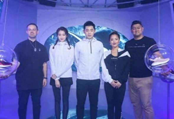 关晓彤发型满分,俩辫子时髦又有萌感,细腿比一旁的张继科还抢镜