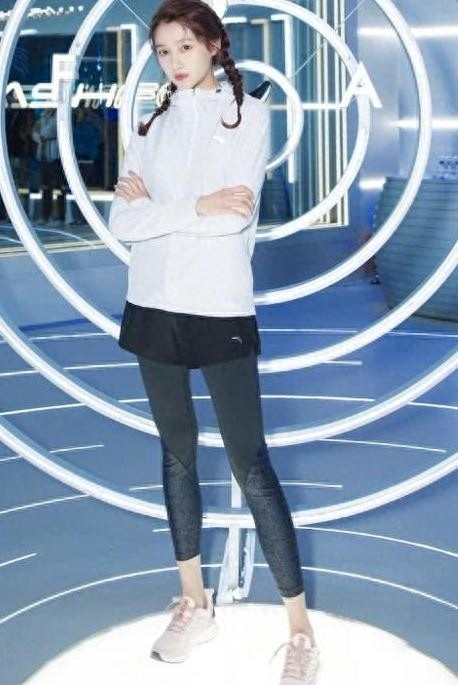 关晓彤发型满分,俩辫子时髦又有萌感,细腿比一旁的张继科还抢镜