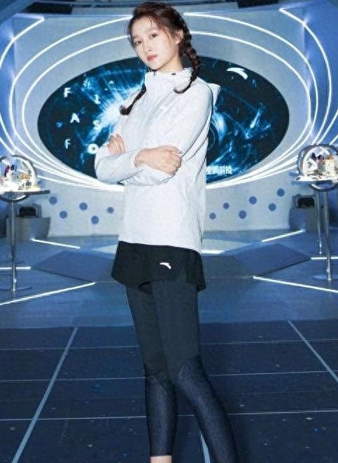 关晓彤发型满分,俩辫子时髦又有萌感,细腿比一旁的张继科还抢镜