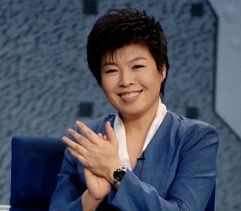 ​火爆一时的国学大师于丹，曾被北大学子赶下台，如今大不如前