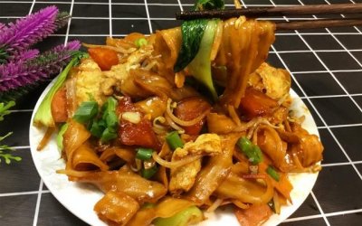 ​老阿姨教你炒面做法，步骤很简单，面条不起坨不粘，劲道好吃