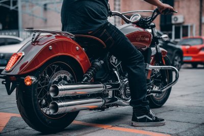 ​摩托车到底应该走哪条道 如何拐弯 能不能上高速 老司机都容易犯错误