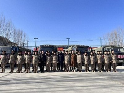 ​全国爱国拥军模范寇立国看望执行抗震救援任务的武警官兵