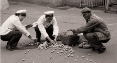 ​老照片：警察把吓腿软的死刑犯拖入刑场，法医刑场检查死刑犯尸体