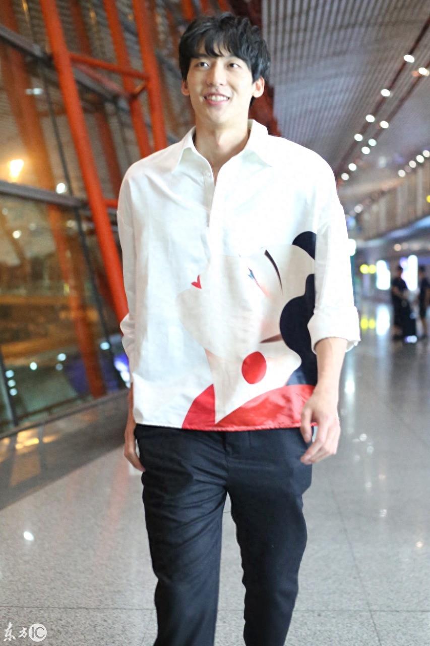 参加CUBA比赛引起女球迷轰动的冯瀚圃现身机场