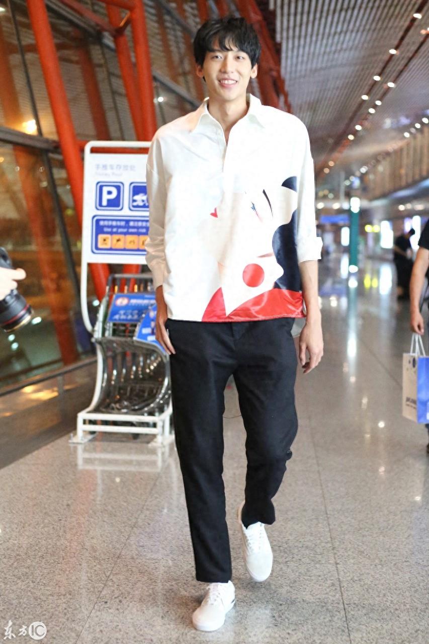 参加CUBA比赛引起女球迷轰动的冯瀚圃现身机场