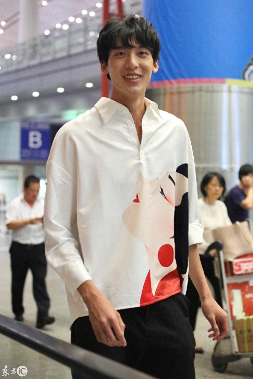 参加CUBA比赛引起女球迷轰动的冯瀚圃现身机场