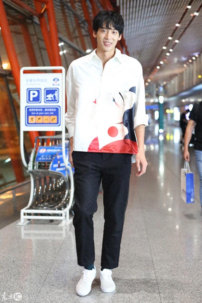 参加CUBA比赛引起女球迷轰动的冯瀚圃现身机场