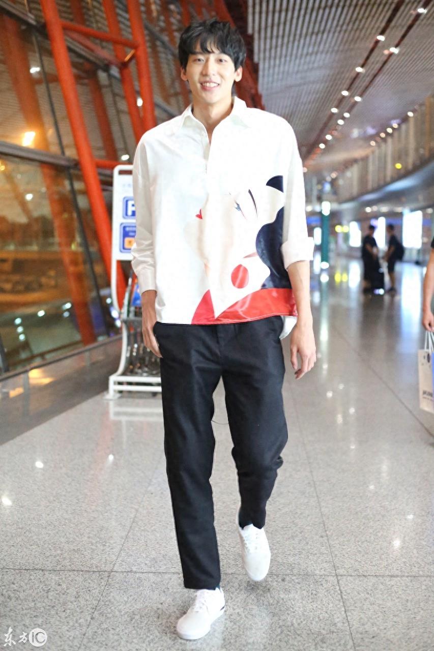 参加CUBA比赛引起女球迷轰动的冯瀚圃现身机场