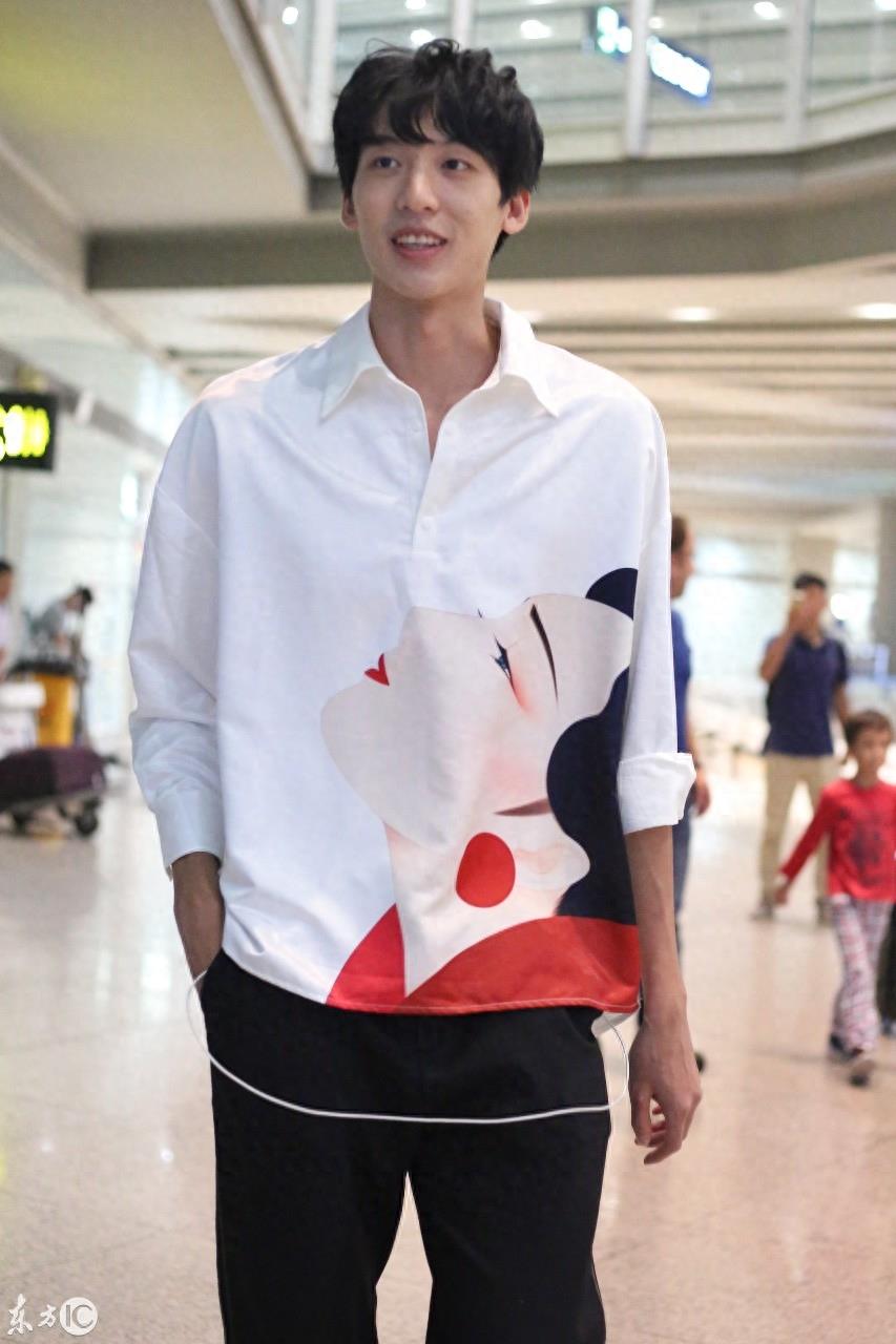 参加CUBA比赛引起女球迷轰动的冯瀚圃现身机场