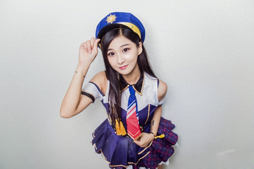 她清纯活力，镜头表现力丰富，成功演绎了“纸上电影”