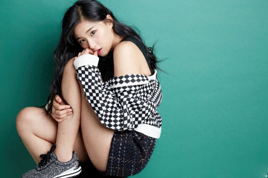 她清纯活力，镜头表现力丰富，成功演绎了“纸上电影”