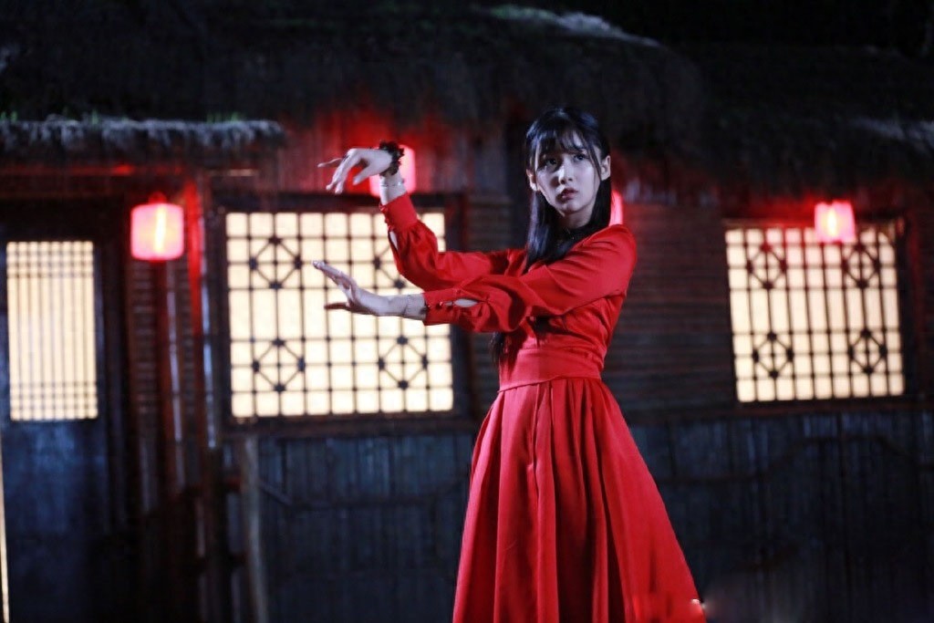 她清纯活力，镜头表现力丰富，成功演绎了“纸上电影”