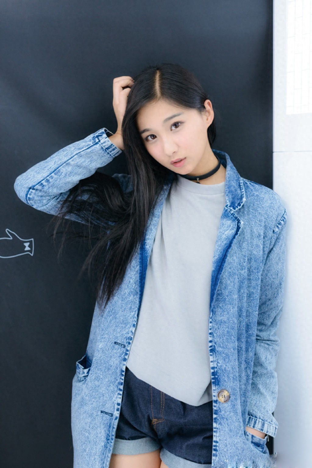 她清纯活力，镜头表现力丰富，成功演绎了“纸上电影”