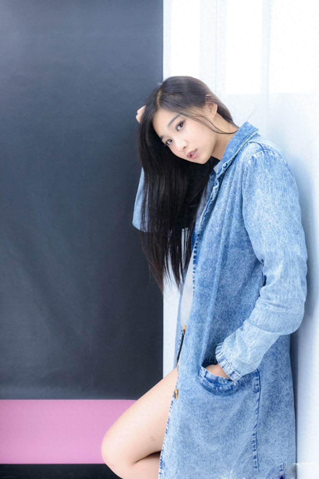 她清纯活力，镜头表现力丰富，成功演绎了“纸上电影”