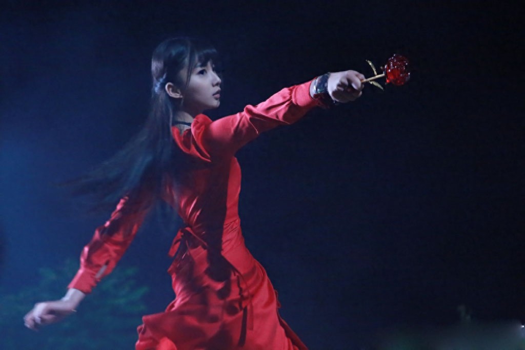 她清纯活力，镜头表现力丰富，成功演绎了“纸上电影”