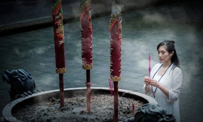 ​“烧香”本是修行之事，上香拜佛后，香灰和香根该如何处理呢？