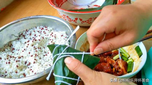 粽子的制作过程(粽子的制作过程50字)-第1张图片-