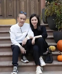 ​73岁王石把小30岁田朴珺宠成公主，至今夫妻仍甜蜜如初