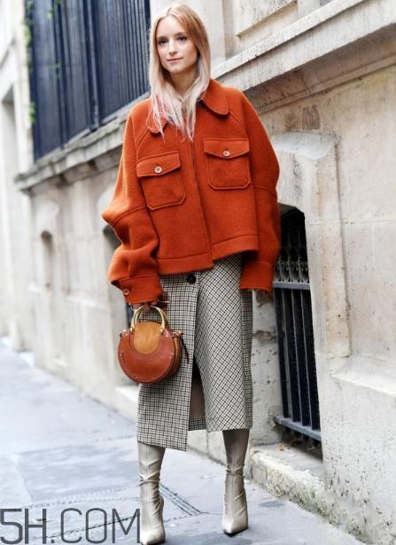 焦糖色包包配什么颜色好看？焦糖色包包搭配图片