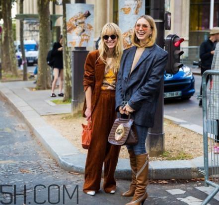 焦糖色包包配什么颜色好看？焦糖色包包搭配图片