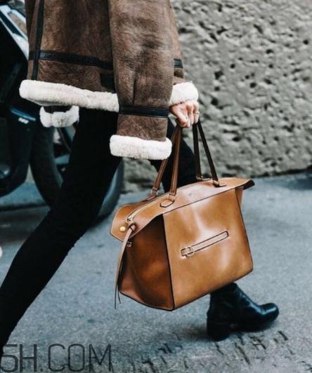 焦糖色包包配什么颜色好看？焦糖色包包搭配图片
